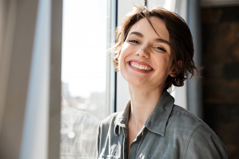 person with porcelain veneers smiling 